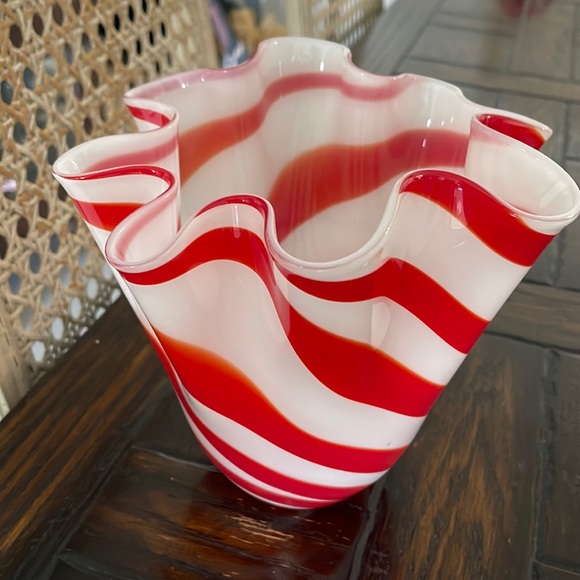 Vintage Beau Riverage Red & White Peppermint Stripe Swirl Blown Glass Vase - Picture 4 of 7